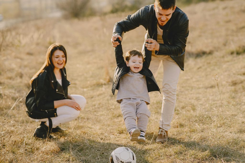 Discover why some men desire fatherhood without marriage. Explore 7 key reasons, from financial concerns to changing social norms, and learn about the ethical implications of this modern family choice.
